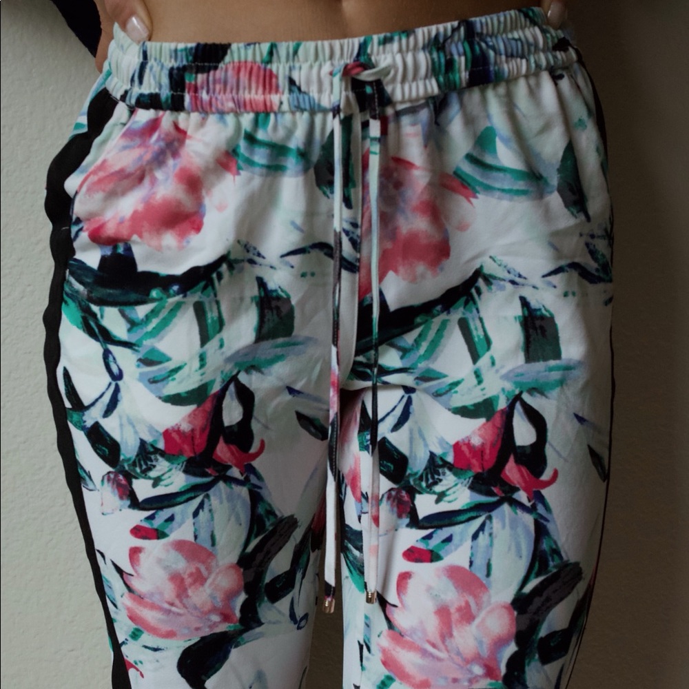 Where house black market floral pants, jogger